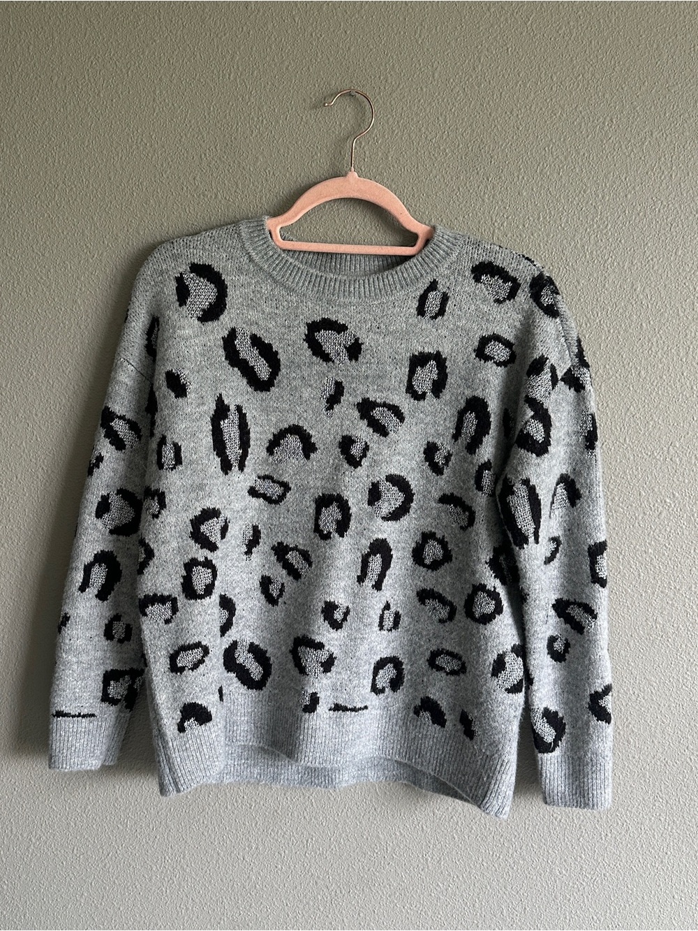 Anne Klein Gray Crewneck Sweater with Black Leopard Print Medium